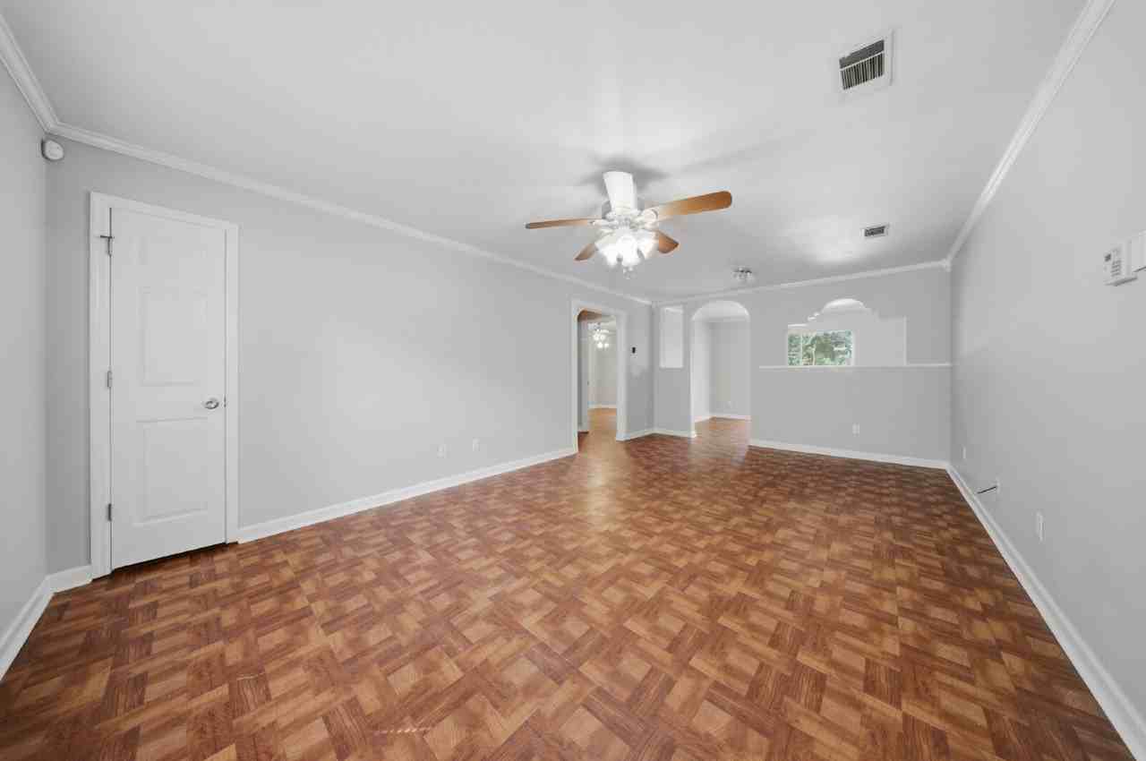 4800 Leah Ln - Photo 4 of 31