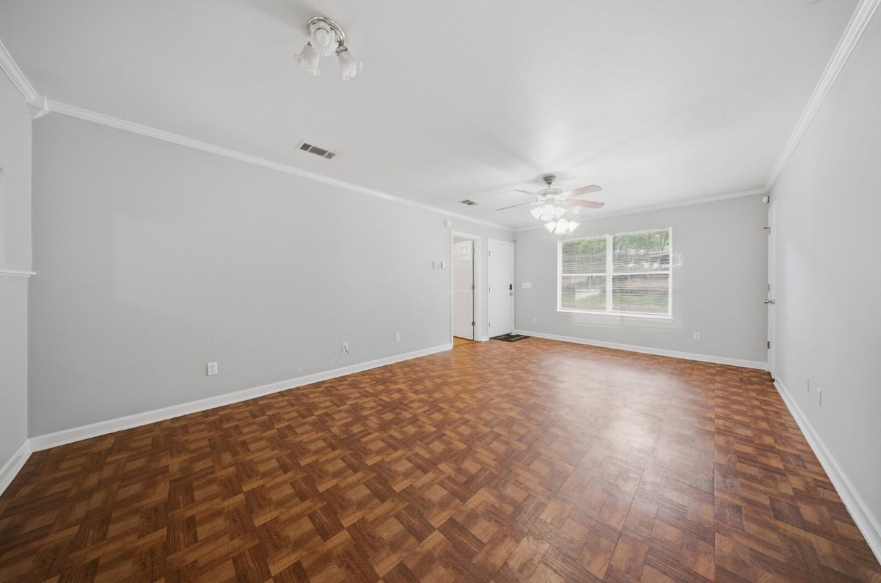 4800 Leah Ln - Photo 5 of 31