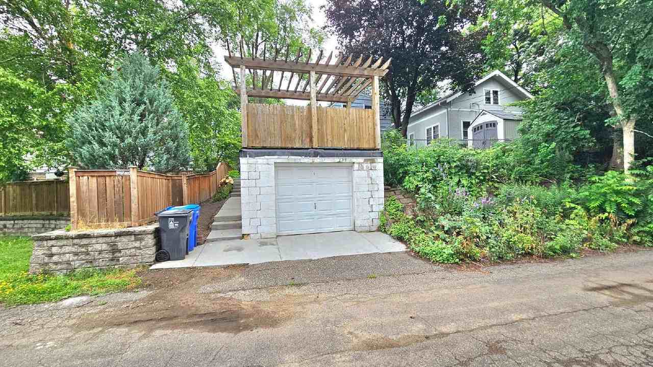 1242 Sargent Ave - Photo 3 of 17