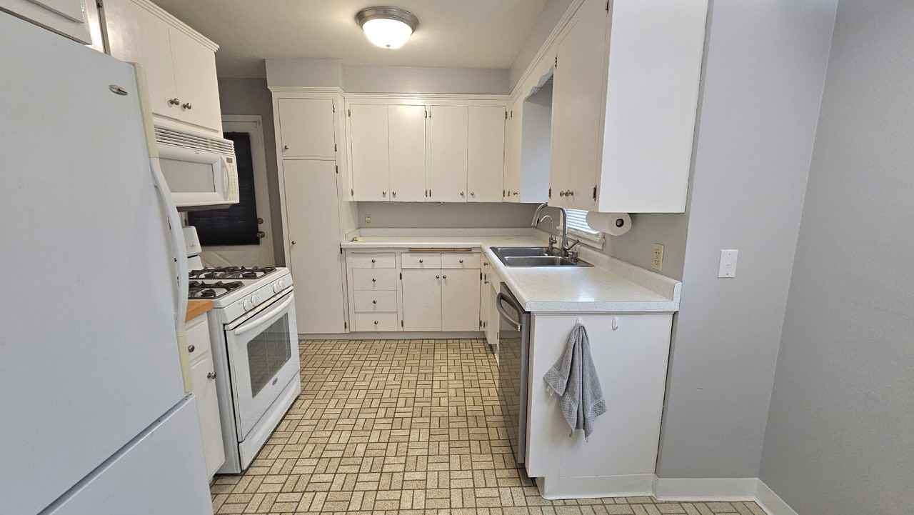 1242 Sargent Ave - Photo 4 of 17