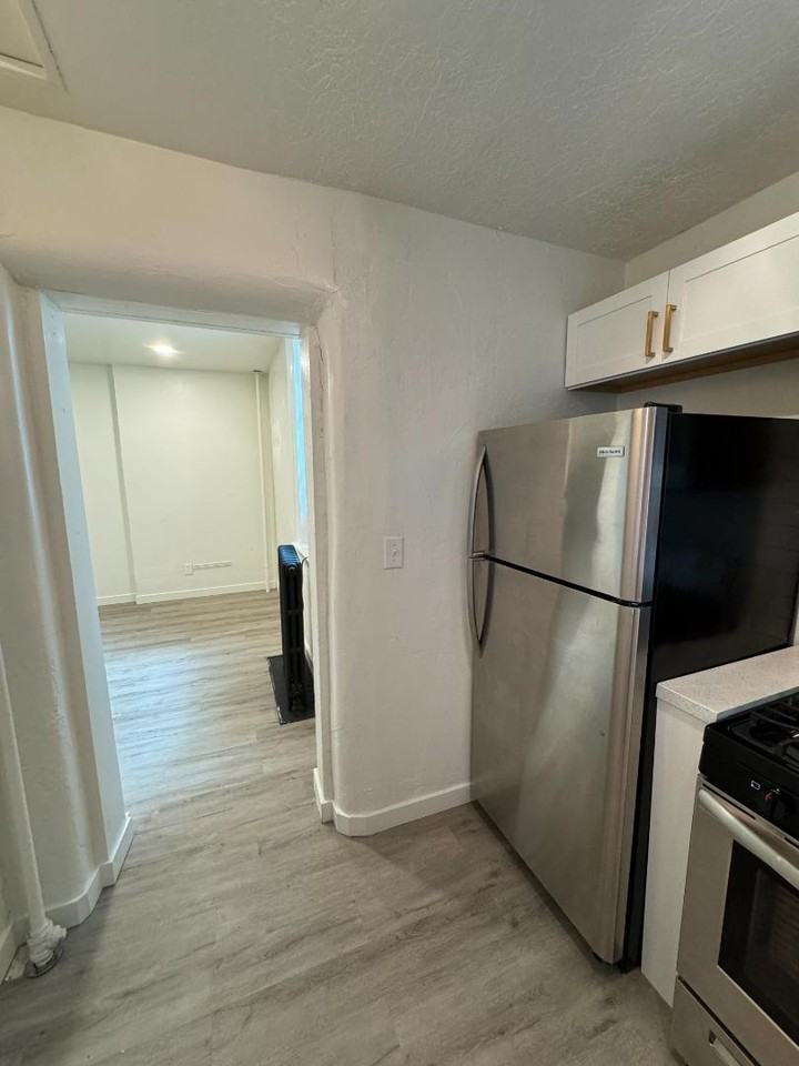 376 E Broadway Apt 3 - Photo 3 of 7