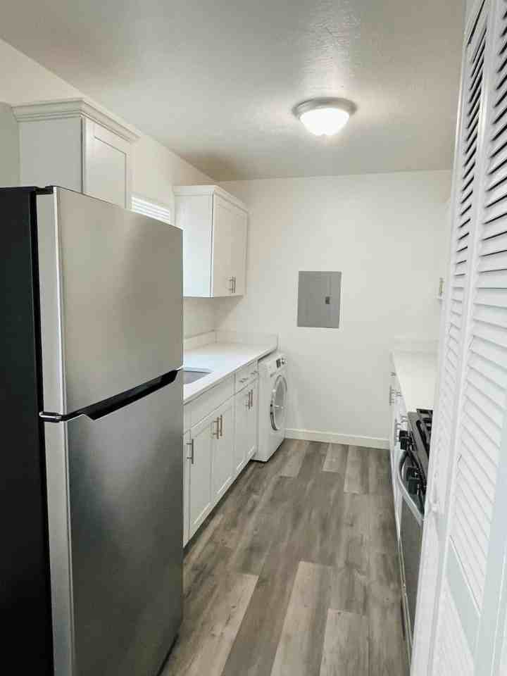 1054 W 1520 N Apt B - Photo 3 of 8