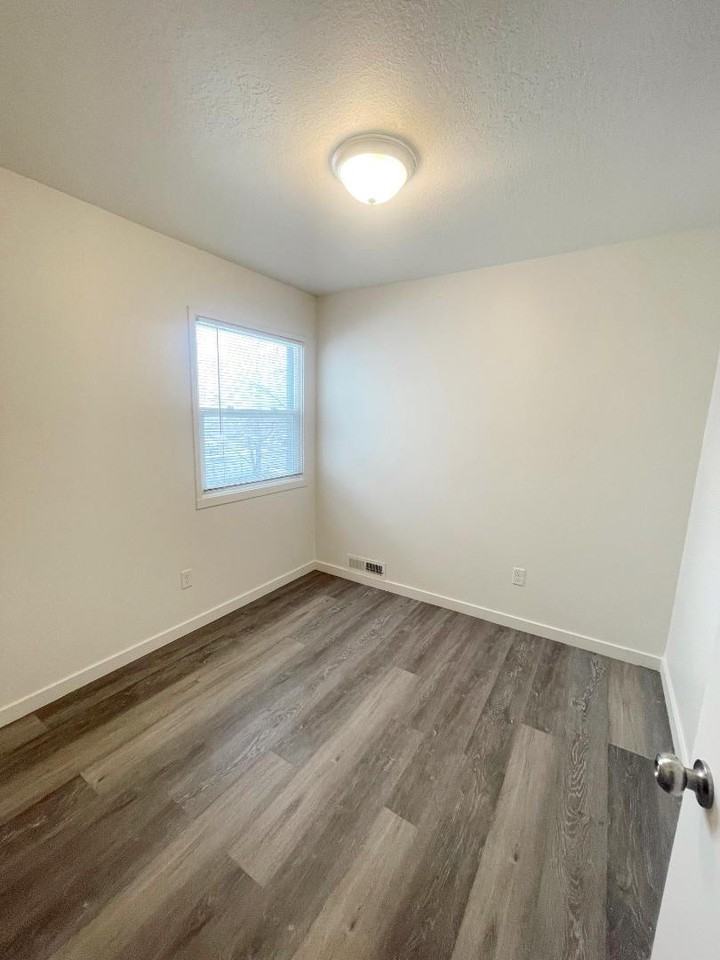 1054 W 1520 N Apt B - Photo 6 of 8