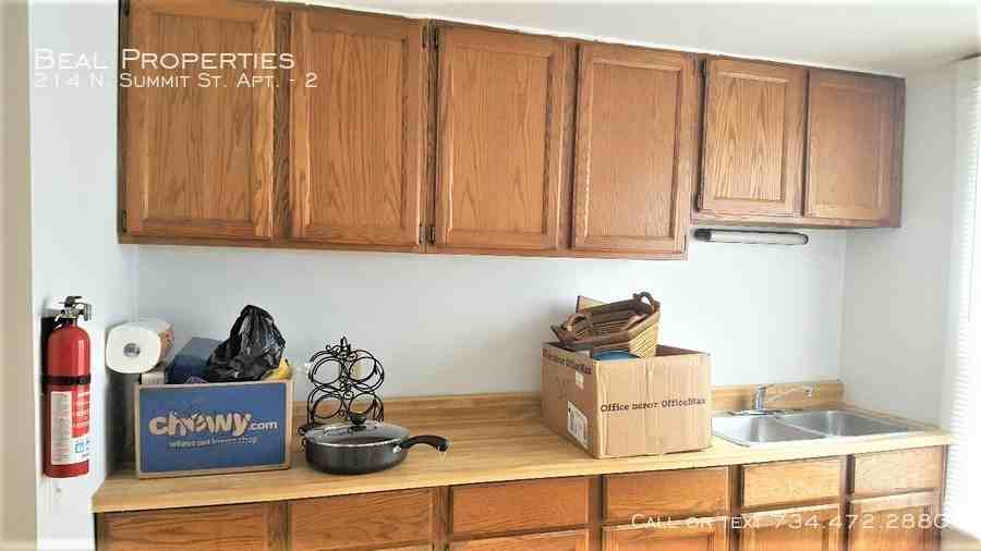 214 N Summit St #2 - Photo 4 of 11