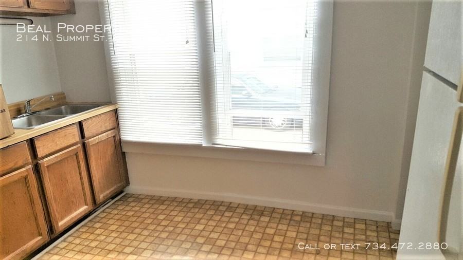 214 N Summit St #2 - Photo 5 of 11