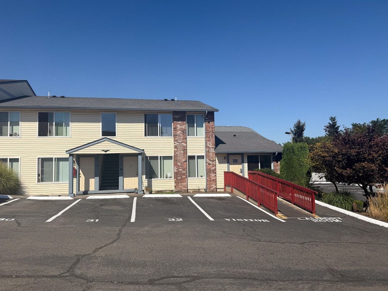 Apartment in West Salem near banks, shopping areas, bus lines, and downtown!  ~ Colonial - Photo 2 of 50