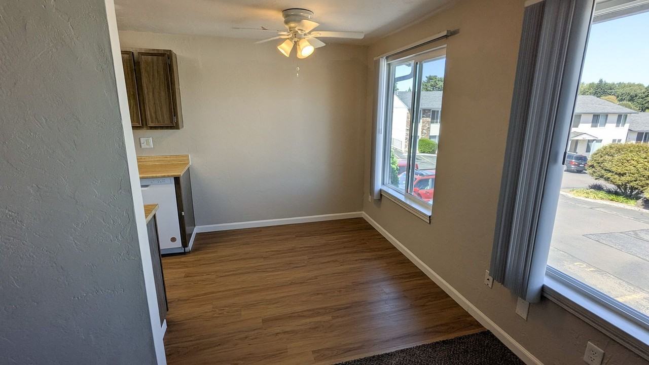 Apartment in West Salem near banks, shopping areas, bus lines, and downtown!  ~ Colonial - Photo 3 of 50