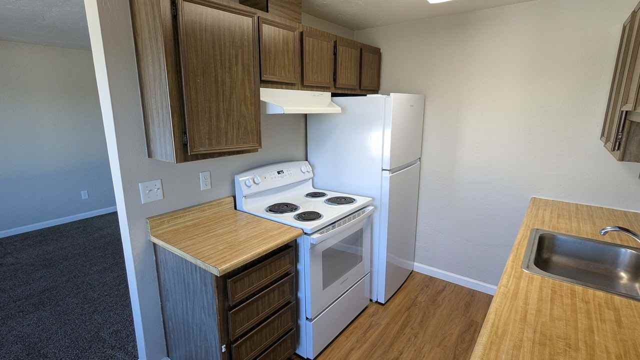 Apartment in West Salem near banks, shopping areas, bus lines, and downtown!  ~ Colonial - Photo 4 of 50