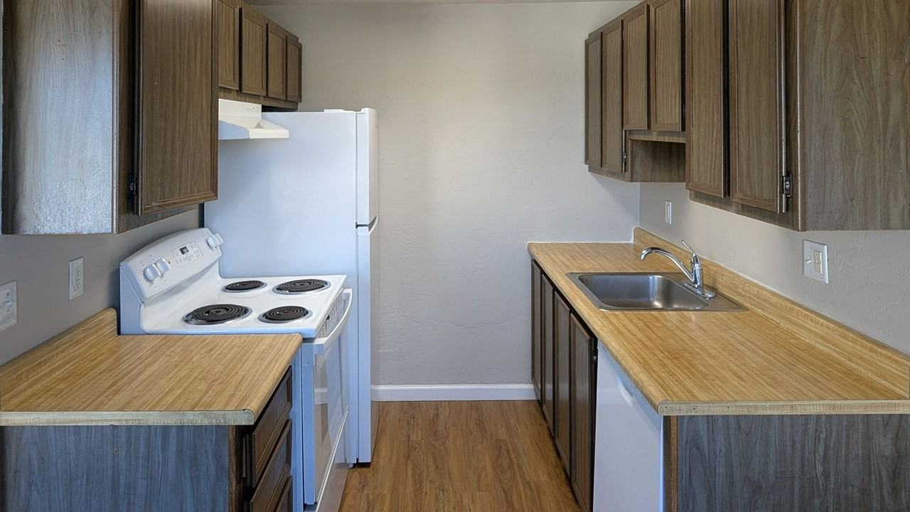 Apartment in West Salem near banks, shopping areas, bus lines, and downtown!  ~ Colonial - Photo 5 of 50