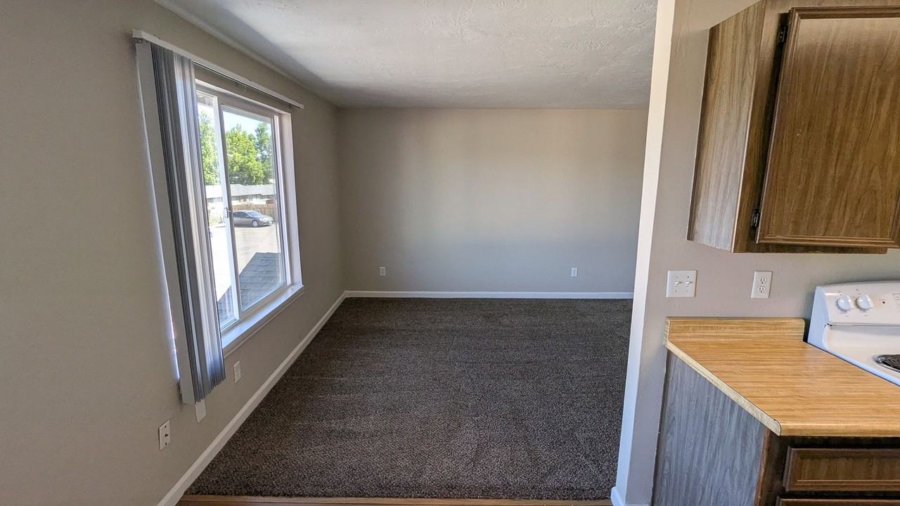 Apartment in West Salem near banks, shopping areas, bus lines, and downtown!  ~ Colonial - Photo 7 of 50