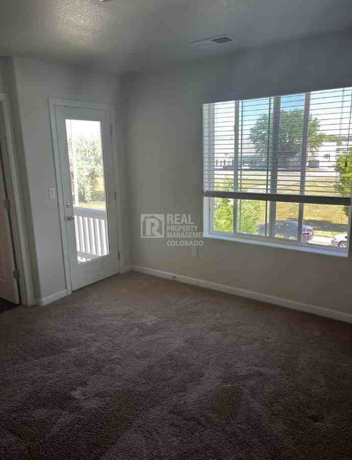 1437 Kansas Ave - Photo 4 of 17