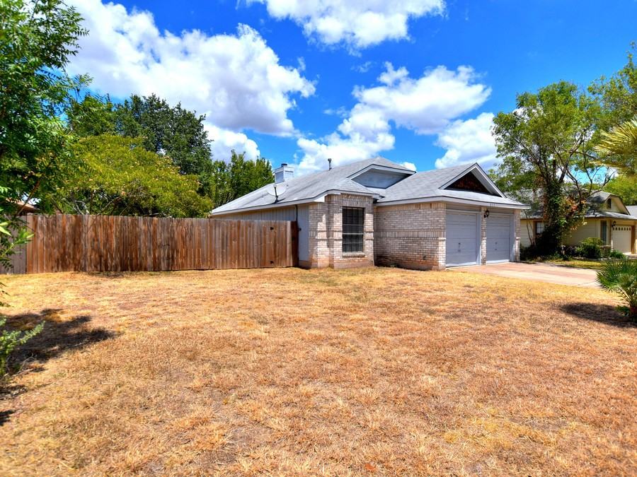 813 Primrose Ln - Photo 2 of 29