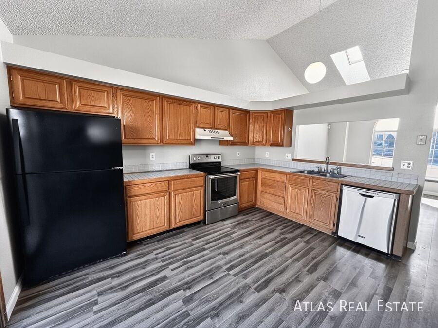 3820 Dolphin Cir - Photo 3 of 32