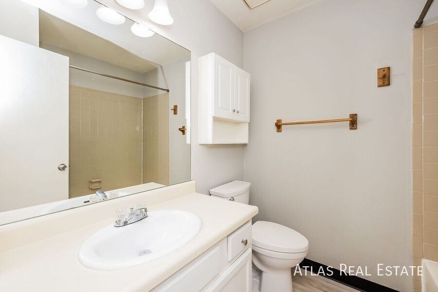 831 Bennett Ave #C - Photo 7 of 12