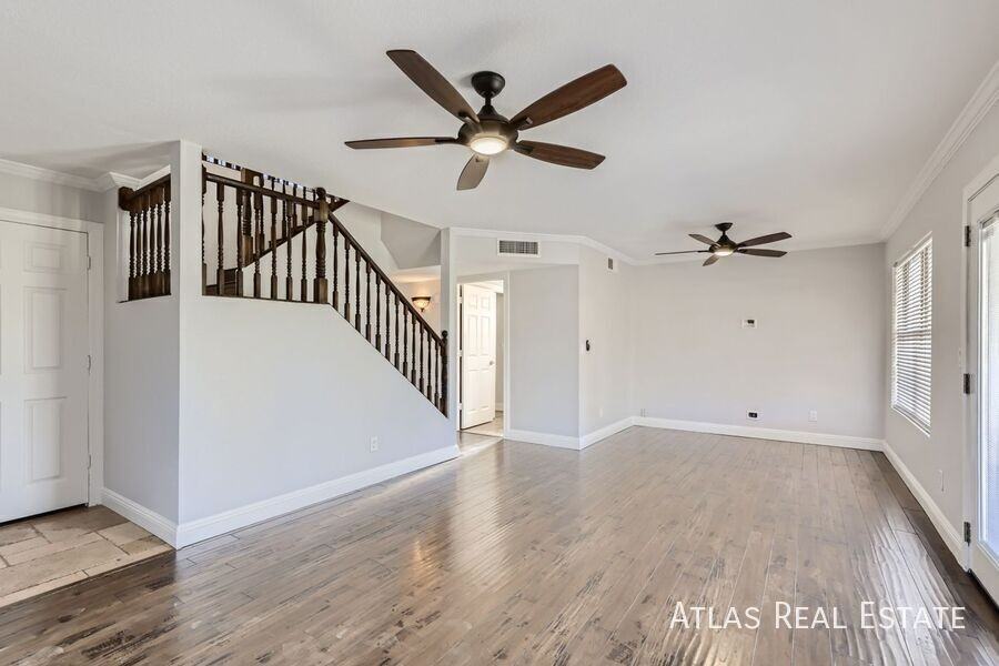 8834 W Willowbrook Dr - Photo 2 of 16