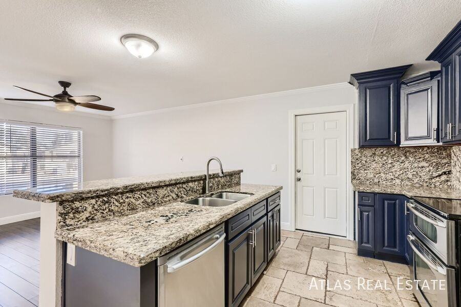 8834 W Willowbrook Dr - Photo 5 of 16