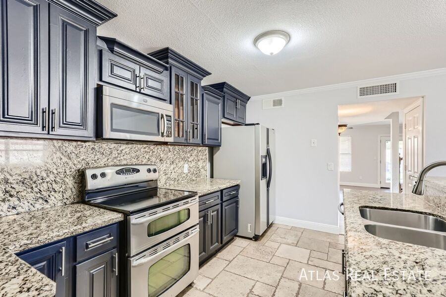 8834 W Willowbrook Dr - Photo 6 of 16
