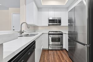 featured image of 740 S Burnside Ave
