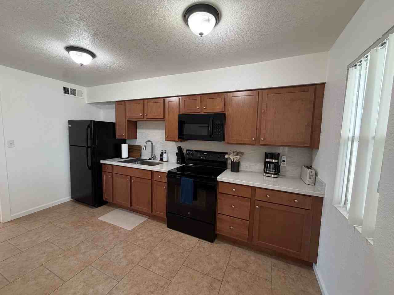 Twin Palms Apartments - Photo 5 of 34