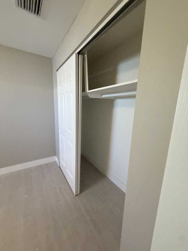 1905 Winkler Ave #5 - Photo 2 of 3