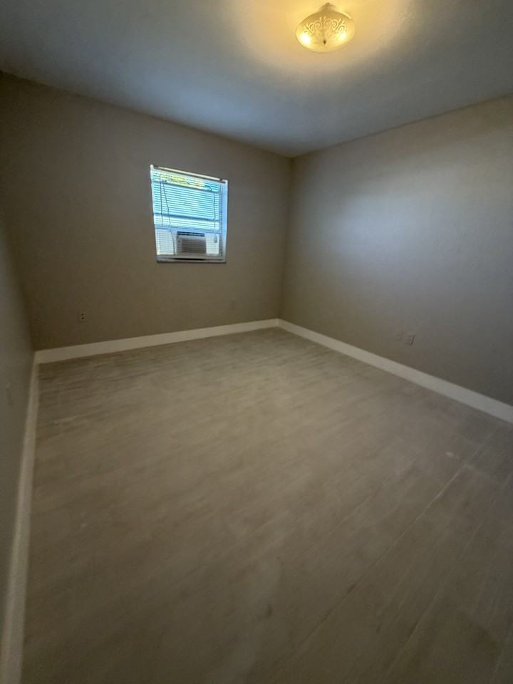 1905 Winkler Ave #5 - Photo 3 of 3