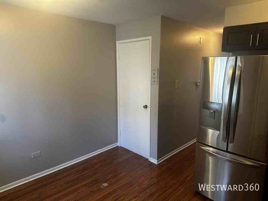 1301 E 75th St Apt B #B - Photo 3 of 19