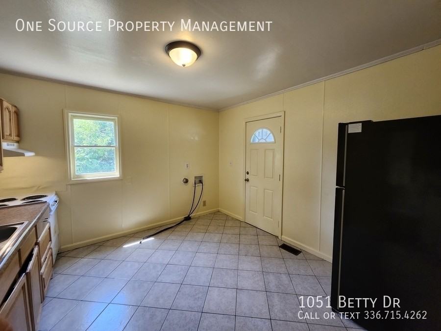 1051 Betty Dr - Photo 4 of 23