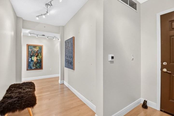 610 Clematis Street - Photo 4 of 8