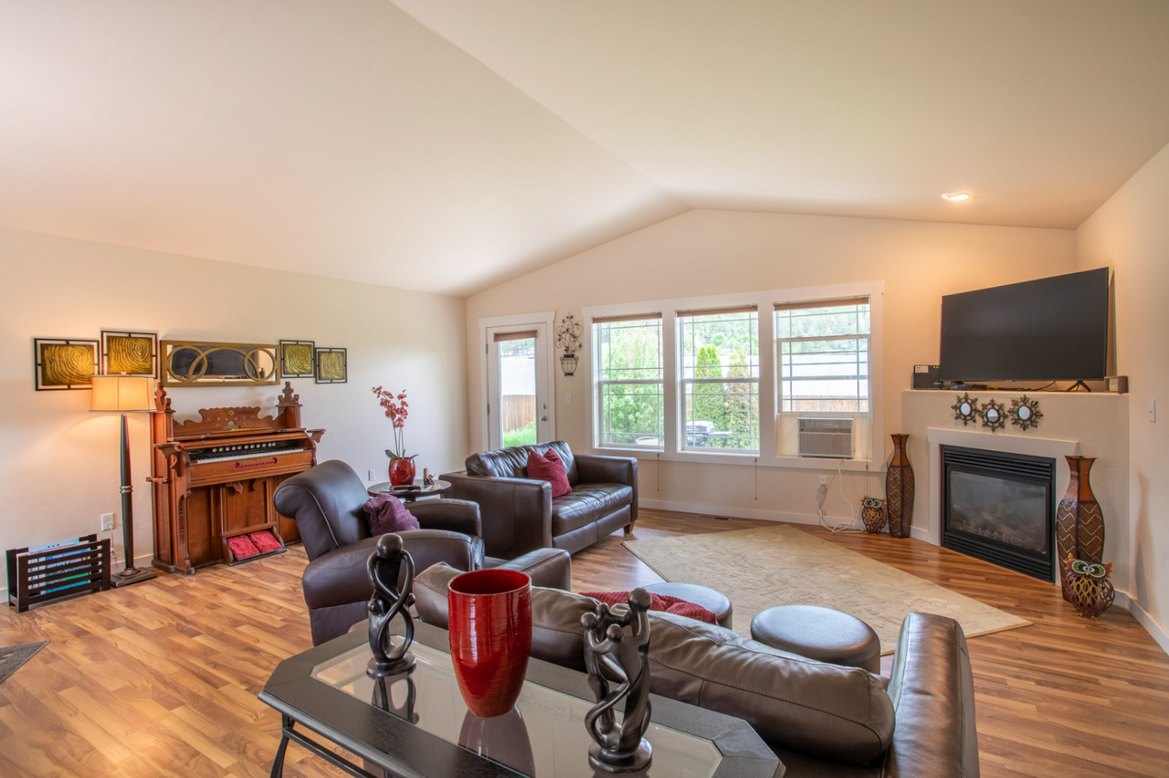 1900 Teal Dr - Photo 6 of 18