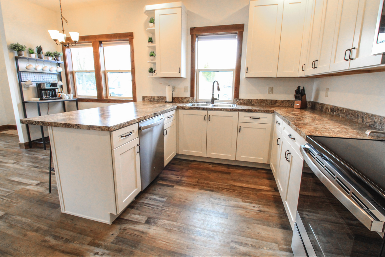 1029 4th Ave W - Photo 2 of 3