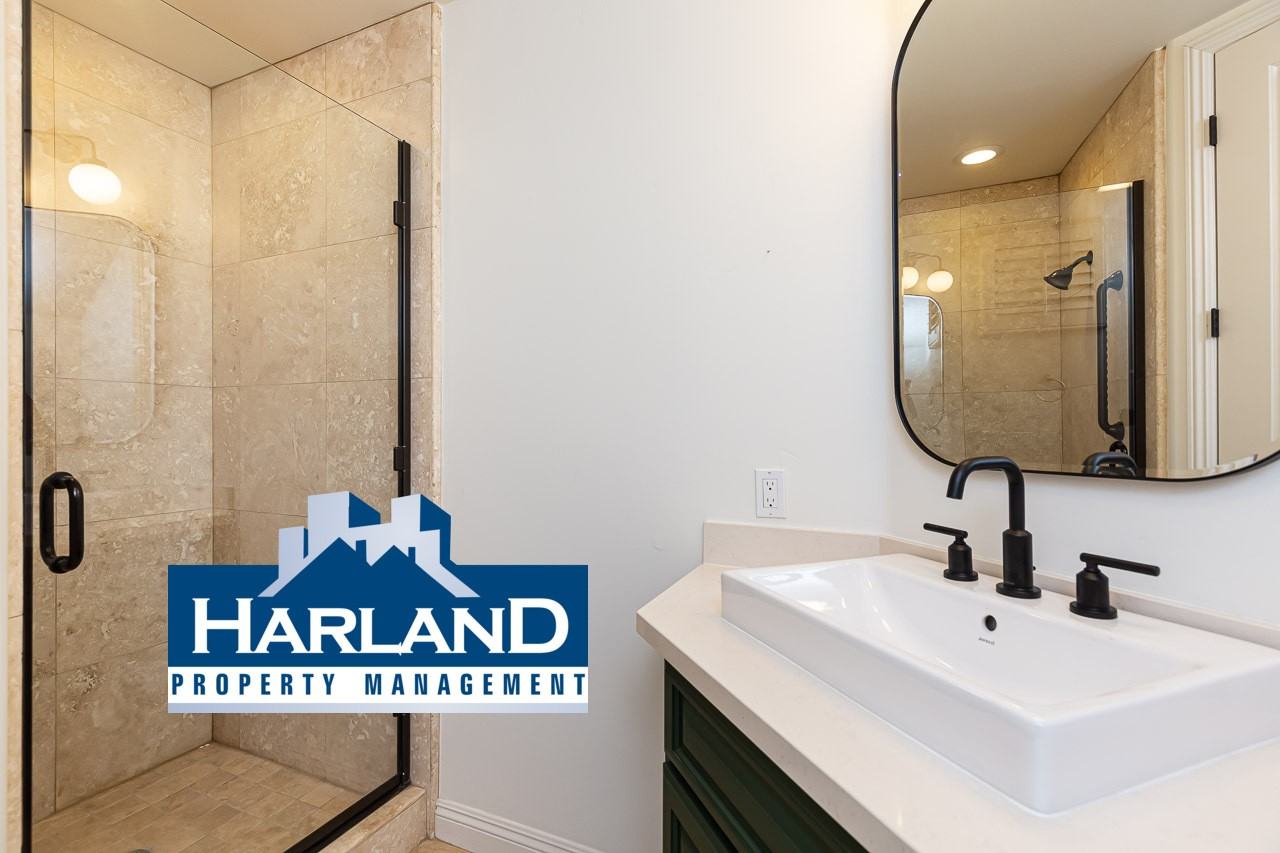 1368 Oliver Ave - Photo 7 of 32
