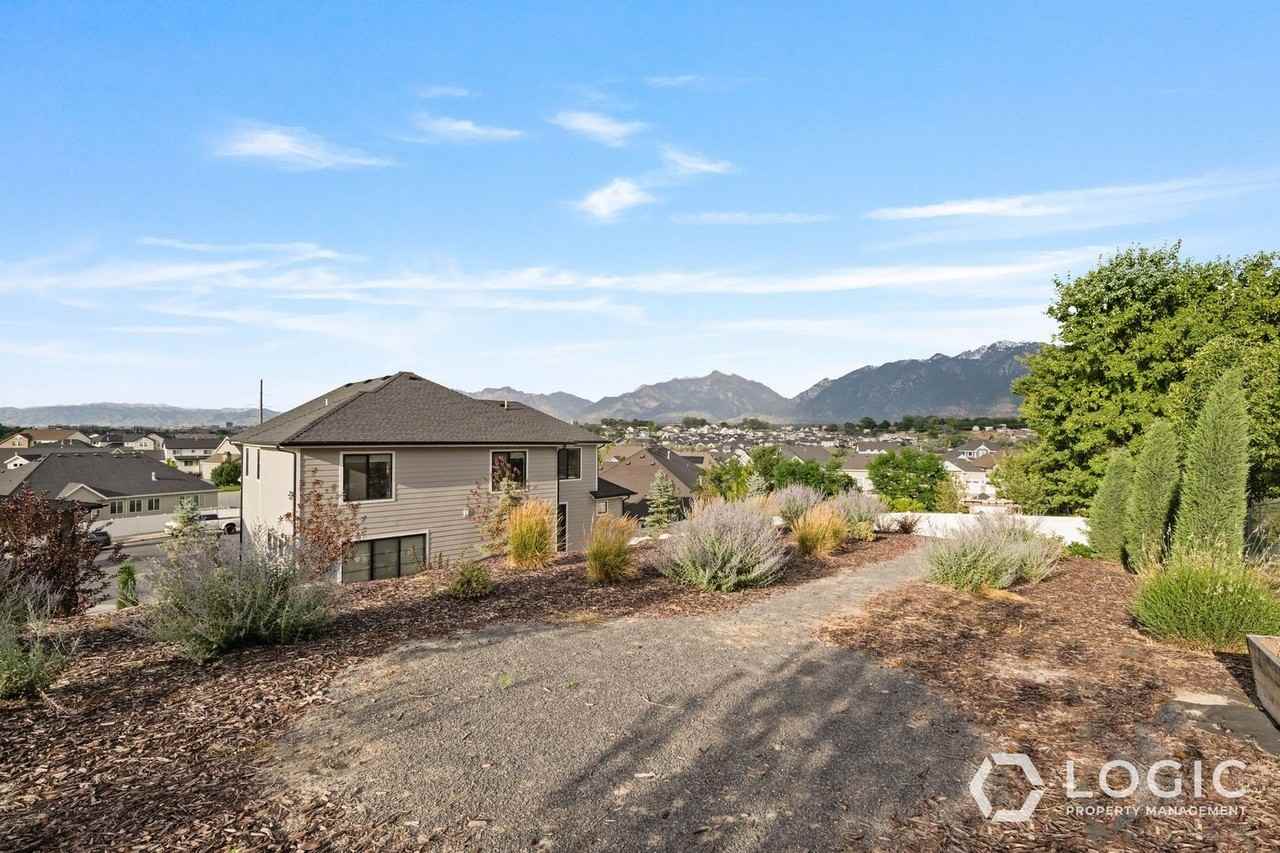 11716 S Meeks Ct - Photo 2 of 33