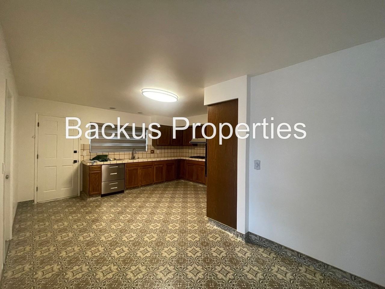 681 Alice St - Photo 5 of 20