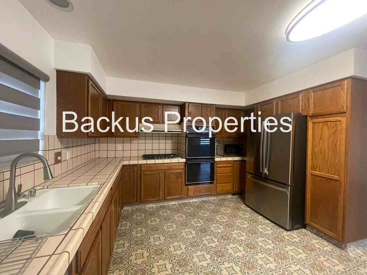 681 Alice St - Photo 6 of 20