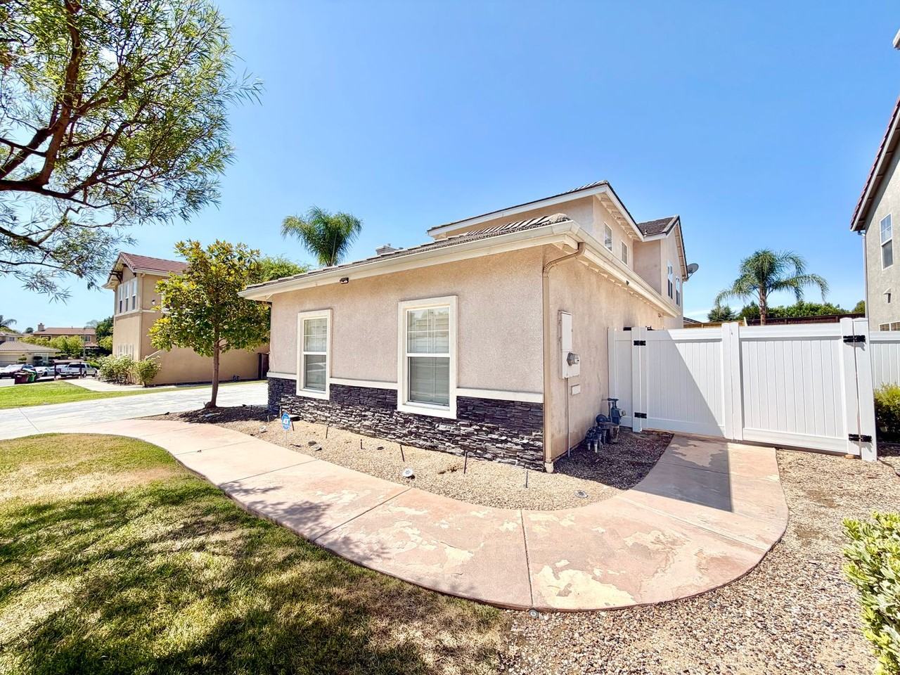 26187 Isherwood St - Photo 2 of 47