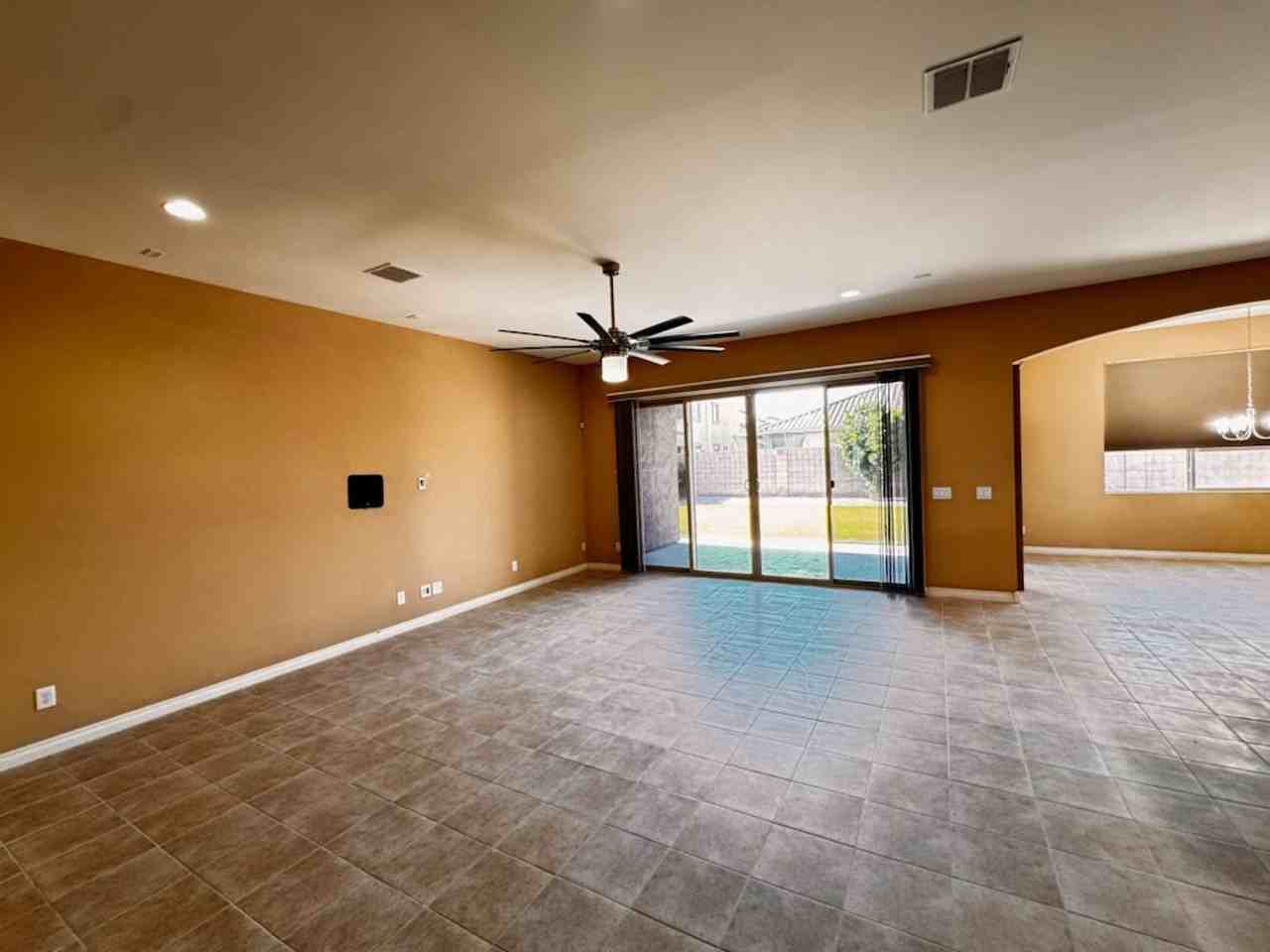 268 E Powell Way - Photo 7 of 50