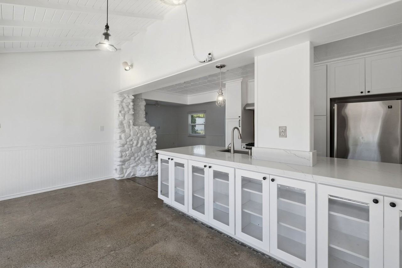 241 E 21st St - Photo 7 of 20