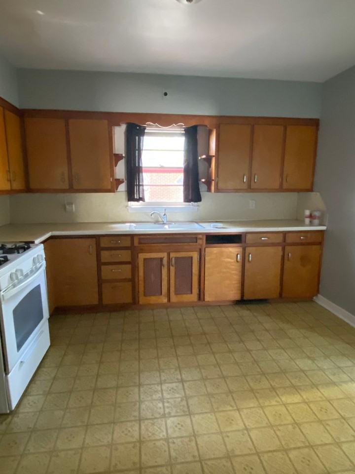 920 Ashland Ave - Photo 7 of 10