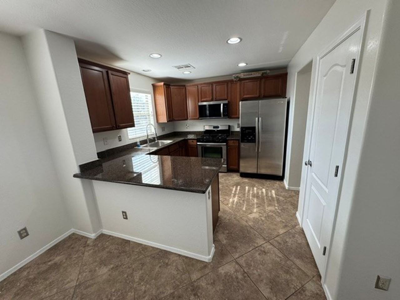 1823 S Balboa Dr - Photo 3 of 18