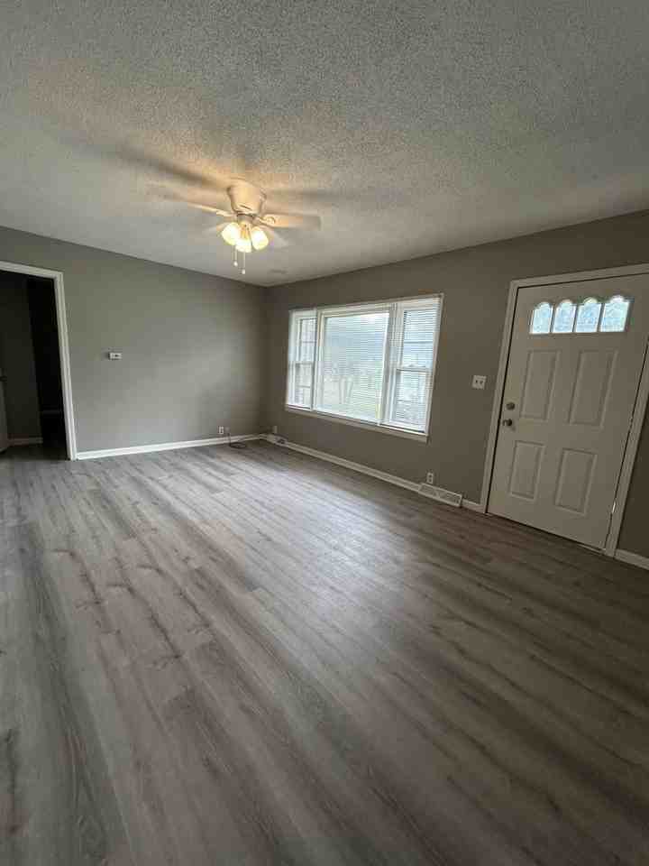 806 W Kansas St - Photo 2 of 10