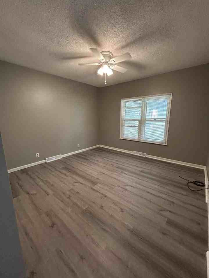 806 W Kansas St - Photo 3 of 10