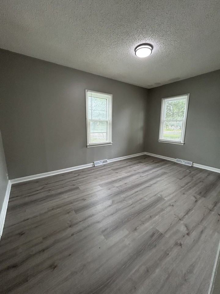 806 W Kansas St - Photo 5 of 10
