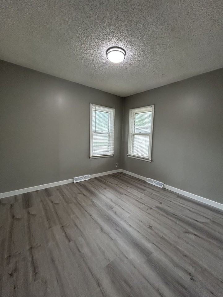 806 W Kansas St - Photo 6 of 10