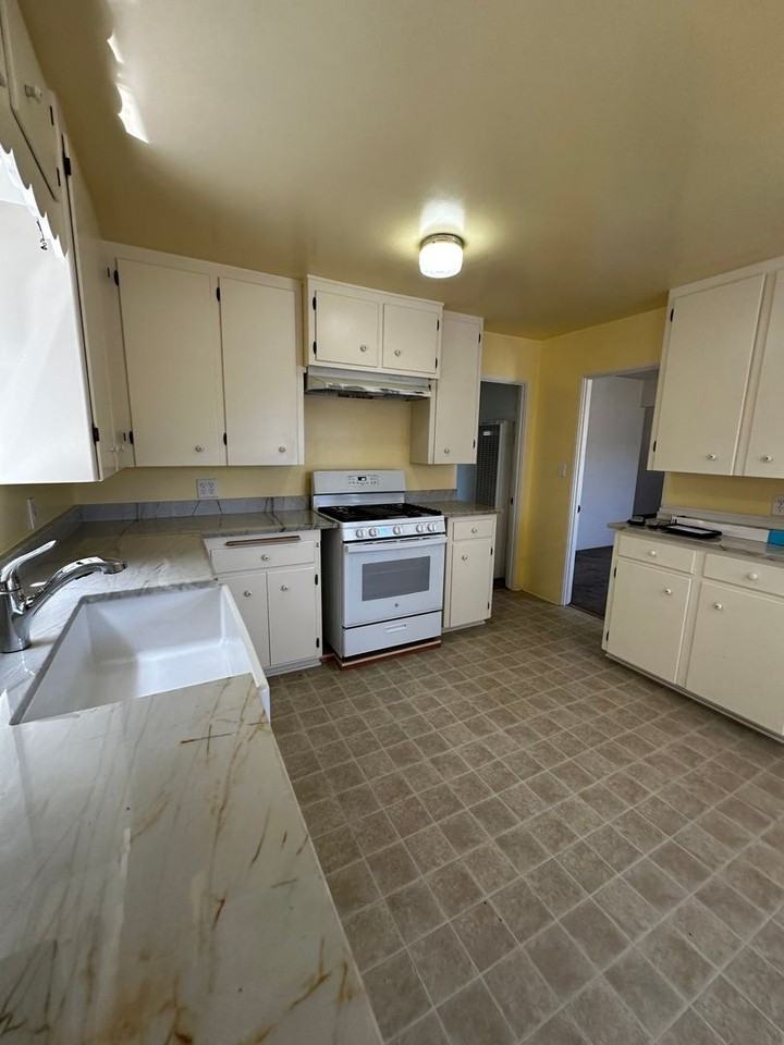 707 W Cypress Ave - Photo 7 of 12