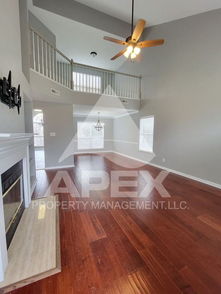 8140 Faircrest Ln - Photo 4 of 35
