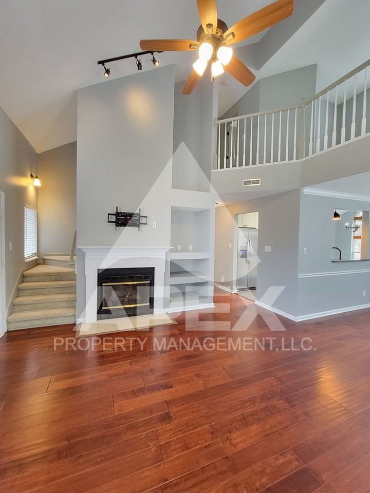 8140 Faircrest Ln - Photo 5 of 35