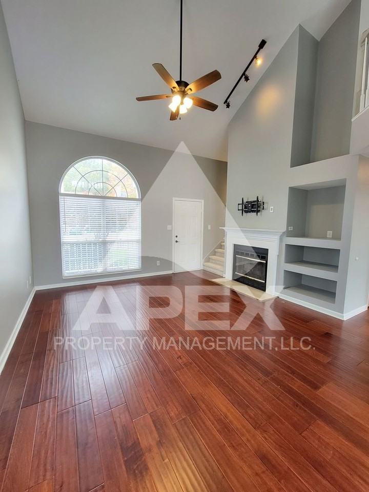 8140 Faircrest Ln - Photo 6 of 35