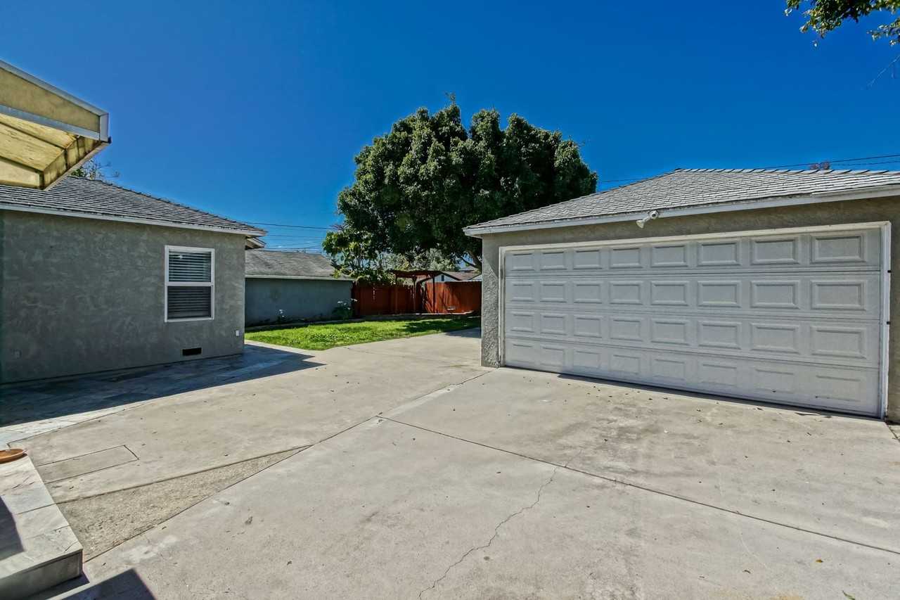 2911 Blaisdell Ave - Photo 2 of 38