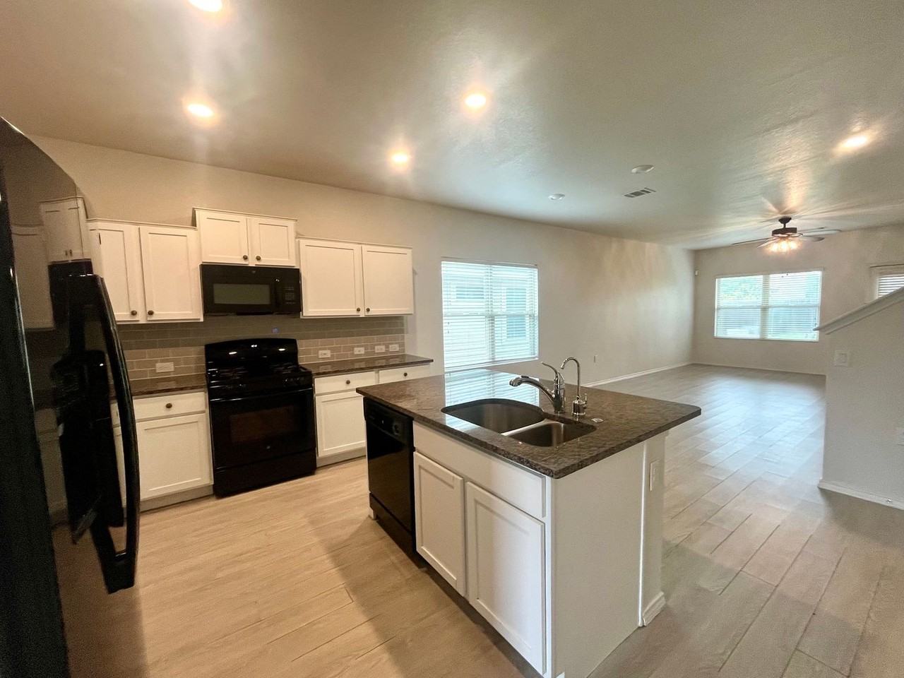 6011 Travis Smt - Photo 6 of 37