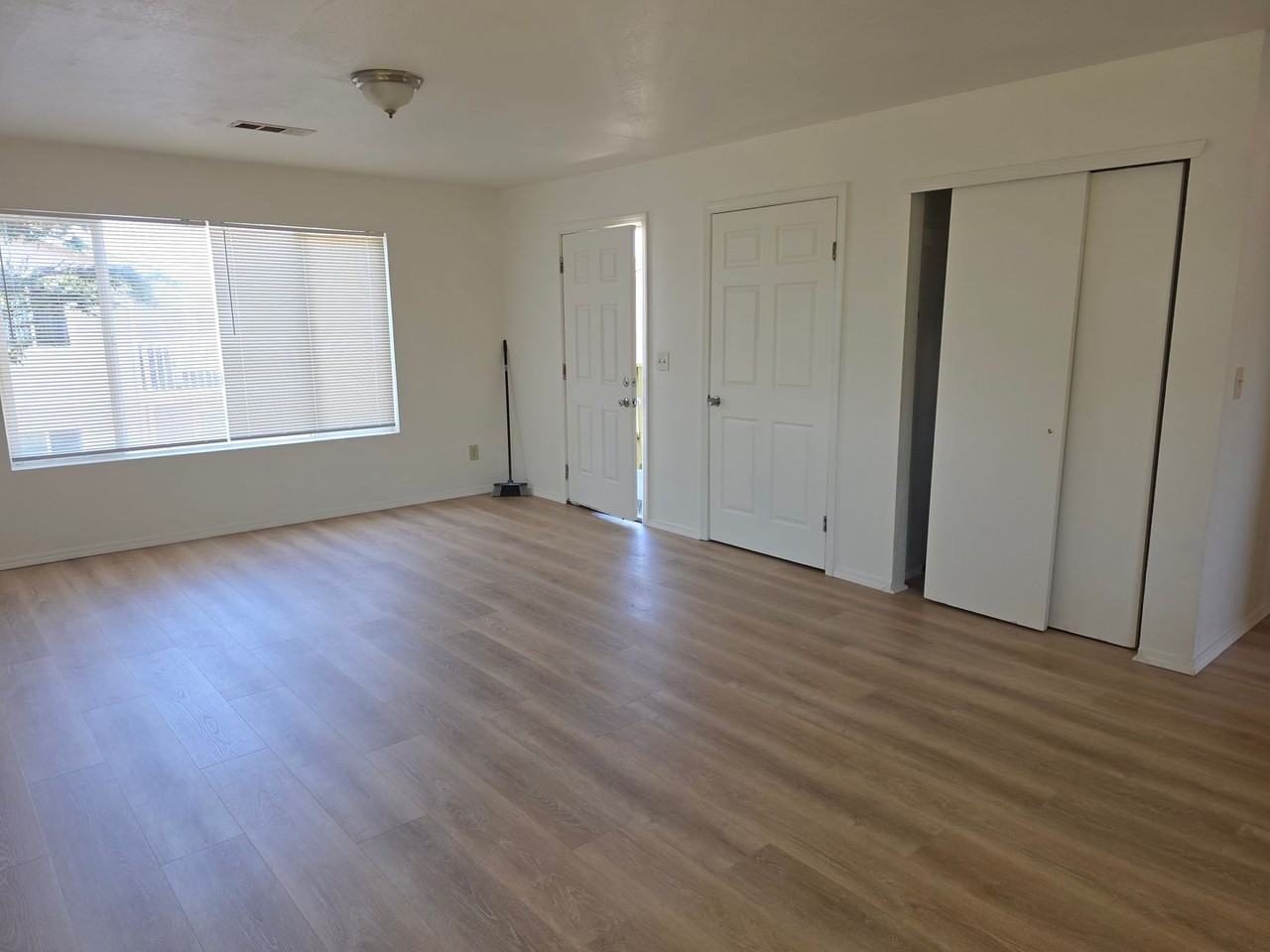 1033 Pacific Ave - Photo 4 of 11